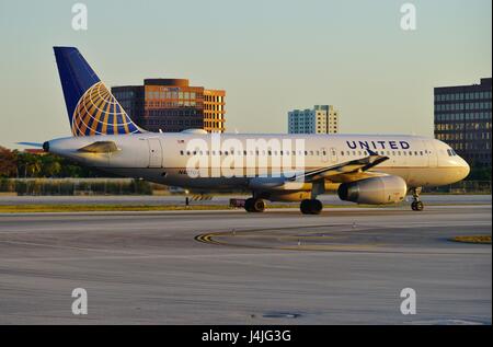 Ein Flugzeug der United Airlines (UA) am internationalen Flughafen Miami (MIA) Stockfoto