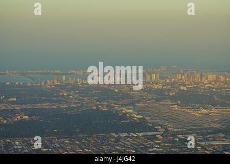 Luftbild von Miami, Florida, und den internationalen Flughafen Miami (MIA) Stockfoto