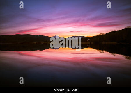 Sonnenuntergang hinter Ben Lomond aus Loch Ard Stockfoto