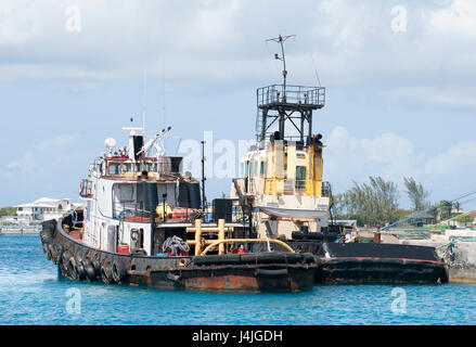 Zwei rostige Schleppern vertäut im Hafen der Stadt Nassau (Bahamas). Stockfoto