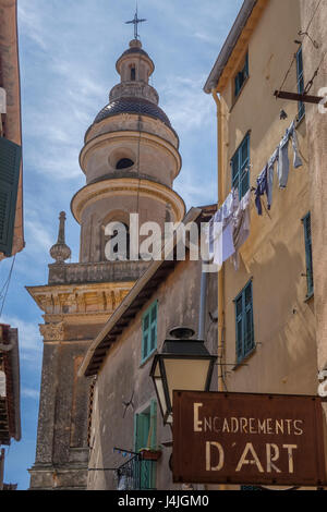 Frankreich, Alpes Maritimes, Menton, St. Kirche Turm & Altstadt Stockfoto