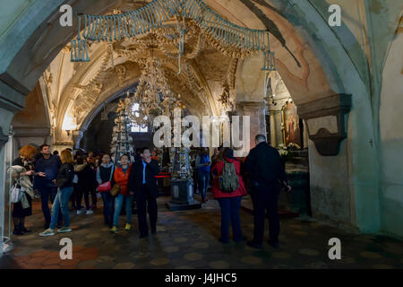 Dekorationen von menschlichen Knochen in Sedlec Ossuary in Kutna Hora. Tschechische Republik Stockfoto