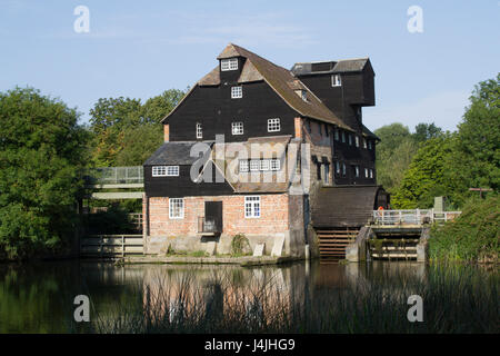 Funktionierende Wassermühle auf den großen Fluss Ouse in das Dorf von Houghton. Stockfoto