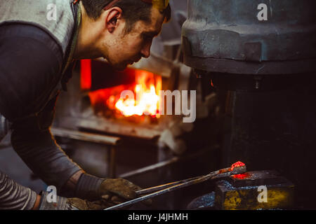 Schmied in der Schmiede arbeiten Stockfoto