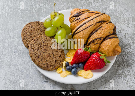 bunter Frühstücksteller mit gesunden Früchten Stockfoto