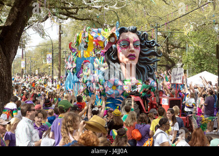 Psychedelic - dame Schwimmer rollen hinunter St. Charles Ave am Faschingsdienstag Tag. New Orleans, LA. USA Stockfoto