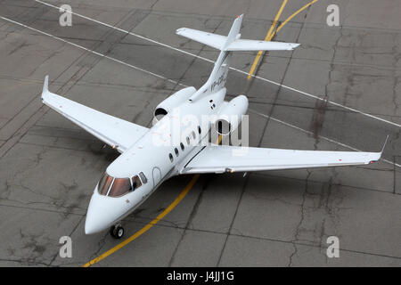 "Scheremetjewo", MOSCOW REGION, Russland - 17. April 2015: Private British Aerospace 125-800B VP-CDE Rollen auf dem internationalen Flughafen "Scheremetjewo". Stockfoto