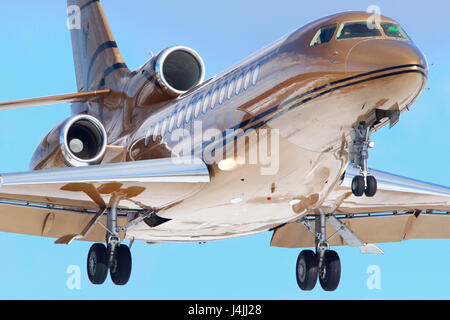 VNUKOVO, MOSCOW REGION, Russland - 10. März 2013: Private Dassault Falcon 7 X VP-konnten landet auf dem internationalen Flughafen Vnukovo. Stockfoto