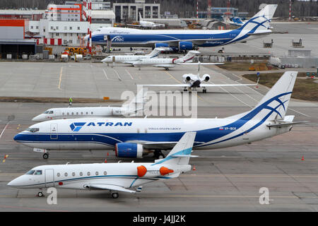 "Scheremetjewo", MOSCOW REGION, Russland - 17. April 2015: Verschiedene Flugzeuge am Flughafen "Scheremetjewo" stehen. Stockfoto