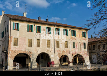 Ein Spaziergang durch das historische Zentrum von Treviso, Italien Stockfoto