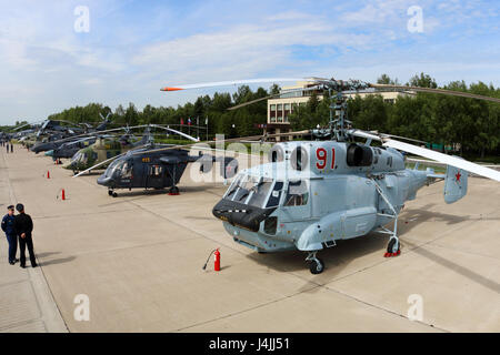 KUBINKA, MOSCOW REGION, Russland - 17. Juni 2015: Naval Kamov Ka-31 91 rot stehen an Kubinka Luftwaffenstützpunkt während Armee-2015 forum Stockfoto