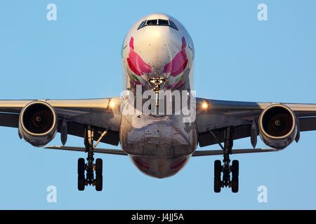 "Scheremetjewo", MOSCOW REGION, Russland - 6. April 2012: China Eastern Airlines Airbus A330-343 X B-6129 in Sonderlackierung landet auf dem "Scheremetjewo" in Stockfoto