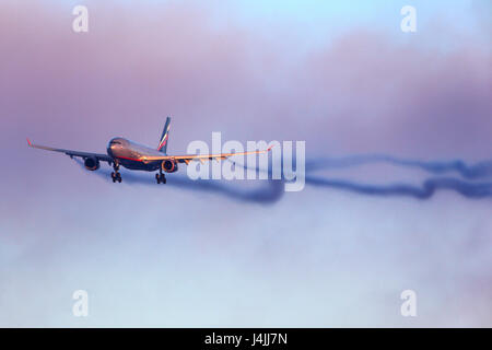 "Scheremetjewo", MOSCOW REGION, Russland - 11. Dezember 2014: Aeroflot Airbus A330 landet auf dem internationalen Flughafen "Scheremetjewo". Stockfoto