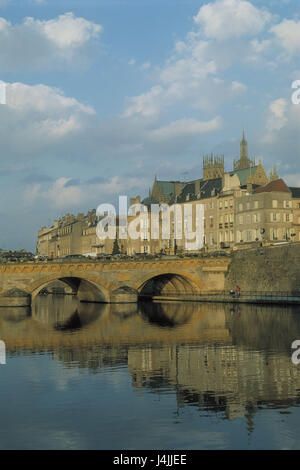 Frankreich, Lothringen, Metz, Blick auf die Stadt, die Mosel, Moyen Pont, Wasser Spiegelung Sommer, Lothringen, Stadt, Stadtbild, Fluss, Arm eines Flusses, Brücke, Haus Linie, Terrasse, Kathedrale Saint-Etienne, Wahrzeichen, Ort von Interesse, Blick auf die Stadt Stockfoto