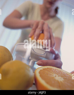 Frau, Entsafter, Zitrusfrüchte, Detail junge, Orangensaft, Orangen, Zitronen, Orange, Presse, Fötus, frisch, halbiert, vollständig, gesund, Vitamine, reich an Vitaminen, Squeeze, Saft, Hand, Nahaufnahme, Unschärfe Stockfoto