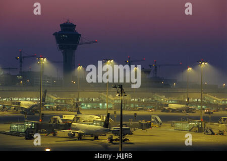 Deutschland, Bayern, München, Franz-Josef-Strauss-Flughafen, Gebäude, Flugzeuge, morgen Stimmung Europa, Upper Bavaria, Flughafen, Flughafen-terminal, Flughafen erdet, Tower, Air-Liner, Luftfahrt, Transportmittel, Flugreise, Reisen, fliegen, Luft, Verkehr, Luftverkehr, Transport, Werbung, Tourismus, morgen Stockfoto