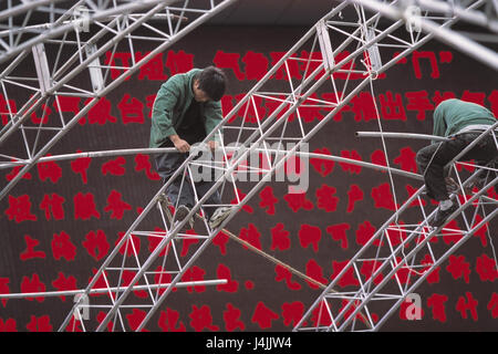 China, Shanghai, Nanjing Donglu, Zeltbau, Arbeiter, Videowall kein Modell loslassen, Asien, Ost-China, Shanghai, Männer, zwei, Zelt, fest Zelt aufbauen, Bearbeitung Arbeiter, haben einen guten Kopf für Höhen, Balance-Akt, Gerüste, Gerüst Eisen, Zelt Stöcke Stockfoto