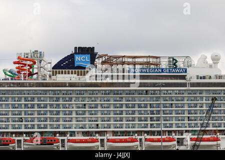 Ein Blick auf die Unterhaltung an Bord der MS Norwegian Getaway von Norwegian Cruise Line im Hafen von Southampton, UK Stockfoto