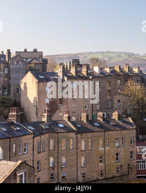 Distinctive Reihenhaus wohnen am steilen Hang oberhalb Hebden Bridge, Calderdale, West Yorkshire, Großbritannien Stockfoto