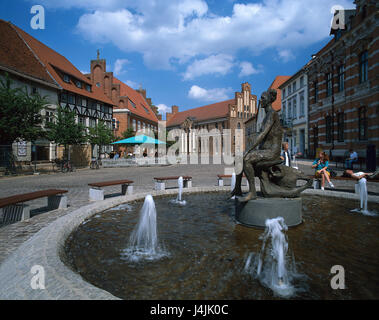 Deutschland, Mecklenburg-Vorpommern, Parchim, Marktplatz, Straßencafé, Rathaus, Brunnen Europa, Müritz Elde Wasserstraße, Stadt, Zentrum, Häuser, Fachwerkhaus, Backsteinbauten, Rathaus Gebäude, Baustil, Architektur, neue Gothic, Sehenswürdigkeiten, Brunnen, gut Charakter, auch Kunststoff, Bronze-Skulptur, Sommer Stockfoto