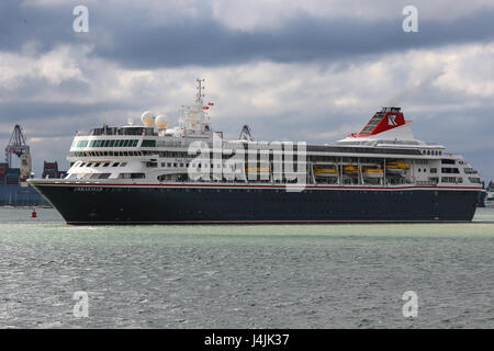 MS Braemar von Fred Olsen Cruises Auslaufen aus Southampton Hafen erstrahlt in ihre neue Lackierung Stockfoto