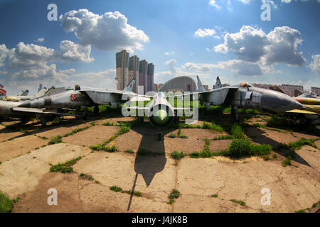 KHODYNSKOE POLE, Moskau, Russland - 24. Juni 2011: Verschiedene alte Flugzeuge am geschlossenen Flughafen stehen. Stockfoto