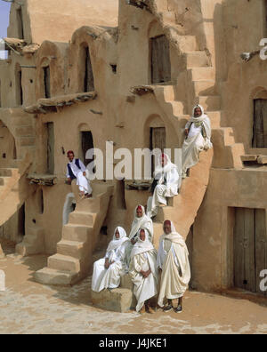 Tunesien, Ksar Ouled Soltane, die Berbersiedlung, mucky Häuser, Berber-Afrika, Nordafrika, Siedlung, Menshcen, Ghorfas, Arabisch, tunesisch, Männer, Kleidung, traditionell, design, mucky Bauweise, Bauweise, mucky Gebäude, Wohnungen, Baustil, Tradition, Traditionen, Stockfoto