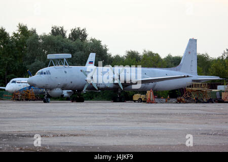 SCHUKOWSKI, MOSCOW REGION, Russland - 16. August 2011: Ilyushin IL-38N 19 rot der russischen Marine stehen in Schukowski. Stockfoto