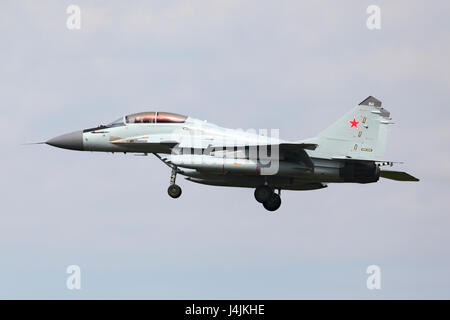 SCHUKOWSKI, Gebiet Moskau, Russland - 14. August 2011: Mikoyan MiG - 29 K 941 weiß der russischen Marine Durchführung Testflug in Schukowski. Stockfoto