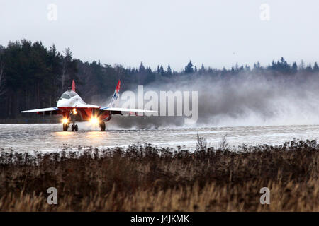 KUBINKA, MOSCOW REGION, Russland - 27. November 2011: Mikoyan MiG-29UB 09 blau Düsenjäger ausziehen bei Kubinka Air Force base. Stockfoto