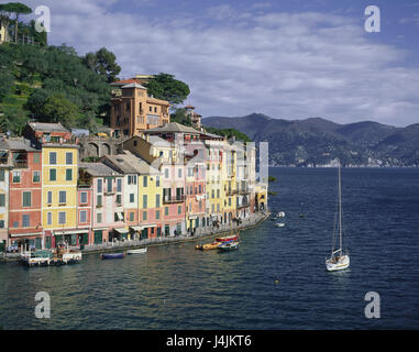 Italien, Ligurien, Portofino, Blick auf die Stadt, Hafen von Europa, italienische Riviera, Riviera Tu der Levante Küste, Mittelmeer, Badeort, Urlaubsort, Wohnhäuser, Hafenbecken, Reiseziel, Urlaubsziel, im Sommer Stockfoto