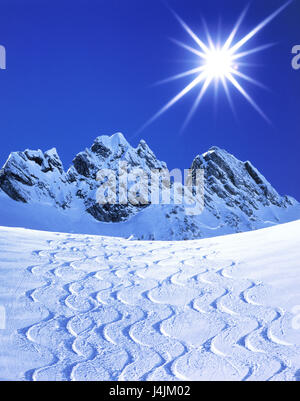 Österreich, Tirol, St. Anton in den Bergen Arl, Valluga, Berglandschaft, Loipen, Winter, Gegenlicht, [M] der Berge, Schnee, Schnee, Track, Schneebesen Spuren, Berg, Tiefschnee, Pulverschnee, Ski Piste, Skifahren, Wintersport, Loipe, die Sonne, blau, weiß Stockfoto