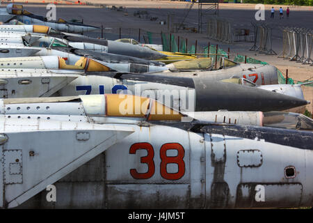 KHODYNSKOE POLE, Moskau, Russland - 24. Juni 2011: Verschiedene alte Flugzeuge am geschlossenen Flughafen stehen. Stockfoto