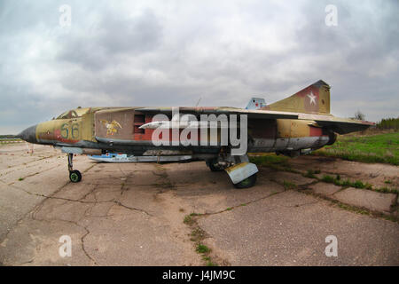 KUBINKA, MOSCOW REGION, Russland - 6. Mai 2011: Mikoyan MiG-23 56 blau Düsenjäger der russischen Luftwaffe auf Speicher bei Kubinka Air Force base. Stockfoto