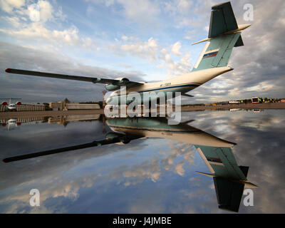 "Scheremetjewo", MOSCOW REGION, Russland - 22. September 2011: Antonow An-72 RA-72011 der Bundesrepublik Sicherheit Servicce stehen an Sheremetyevo international ein Stockfoto