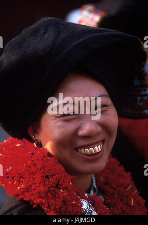 Thailand, goldene oben, nationale Stamm, Yao Bergvolk, Frau, Porträt verwischen, draußen, Thai, Belastung, Goldenes Dreieck, Tracht, Tracht, Kleidung, traditionell, Kopfbedeckungen, gold Zähne, Zahnersatz-set Stockfoto