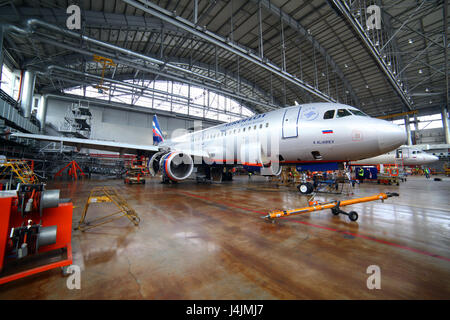 "Scheremetjewo", MOSCOW REGION, Russland - 22. September 2011: Aeroflot Airbus A320 VP-BWD stehend in einem Maintainence Hangar am Sheremetyevo international Stockfoto