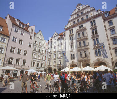 Deutschland, Bayern, München, Platzl, Orlando-Haus, Radfahrer, kein Model-Release! Europa, Süddeutschland, Oberbayern, Landeshauptstadt, Stadt, Stadt, Teil der Stadt Altstadt, Innenstadt, Architektur, Gebäude, Häuser, quadratisch, Ort von Interesse, Radian Group, Gruppe, Radfahren, Tour, Tourist, Stadt Blei Stockfoto