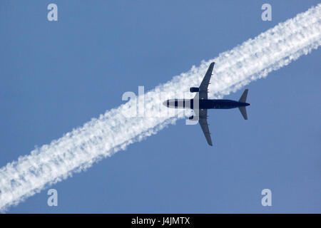 "Scheremetjewo", MOSCOW REGION, Russland - 27. April 2011: Aeroflot Airbus A320 VQ-BIT Kreuzung Kondensstreifen in der Nähe von Flughafen "Scheremetjewo". Stockfoto