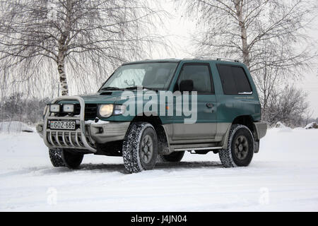 Budapest, Ungarn - 19. Dezember 2010: schmutzige Mitsubishi Pajero (1998), stehen im Schnee am 19. Dezember 2010 in Budapest, Ungarn. Stockfoto