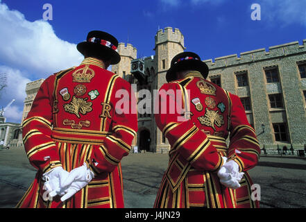 Großbritannien, London, Tower of London, Detail, Yeomen Of The Guard, Rückansicht außerhalb England, Stadt, Hauptstadt, Beefeaters, uniform, Tradition, Person, königliche Leibwache Stockfoto