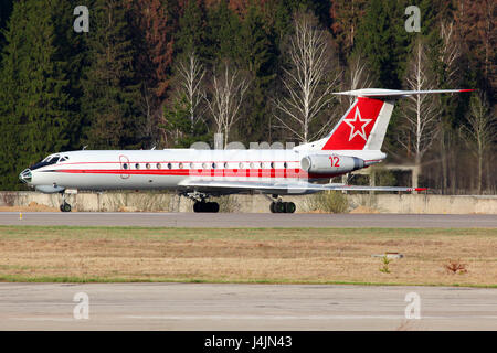 CHKALOVSKY, MOSCOW REGION, Russland - 30. April 2011: Tupolev Tu-134SH der russischen Luftwaffe stehen am Chkalovsky. Stockfoto