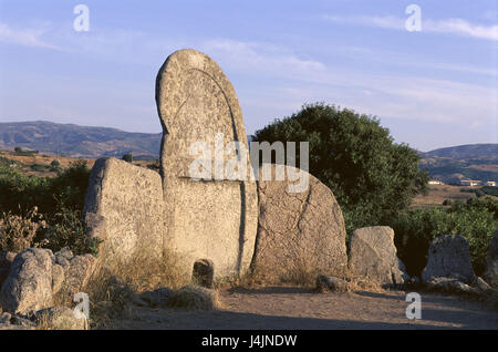 Italien, Sardinien, Provinz Nuoro, Tomba dei Giganti 'Sa Ena'e Thomes' Europa, Mediterranean Sea, Insel, in der Nähe Dorgali, gigantische Grab, Granitblöcke, Platten, Rübezahls Grab, Grab Stele, Stele, historisch, Nuraghenkultur, Grab, Ort der Erholung, Denkmal, Kultur, Ort von Interesse, Stockfoto