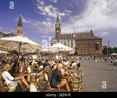 Dänemark, Kopenhagen, Rathaus, Rathausplatz, Straßencafé, Passanten draußen, Skandinavien, Sommer, Stadt, Hauptstadt, Fußgängerzone, Tourist, Person, Radhus, 1905, Rathausturm, 106 m, Radhuspladsen Stockfoto