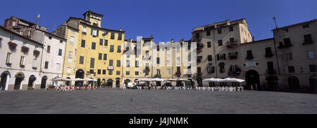 Italien, Toskana, Lucca, Piazza von Dell' Anfiteatro, Wohnhäuser, Straßencafés, Toskana, Provinz Lucca, Provincia Tu Lucca, Quadrat, ehemalige römische Arena, Amphitheater, Häuser, Hausfassade, array, halbrunde, elliptisch, außerhalb Stockfoto