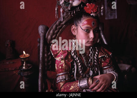 Nepal, Patan, Mädchen, Urlaub Nationaltracht, Malerei Kumari de Patan, Frau, jung, aussehen, Farben, Malerei, Costume national, traditionell, Stuhl, sitzen, innen, Folklore, Stockfoto