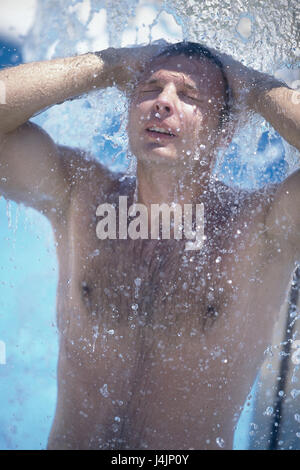 Schwimmbad, Mann, den Oberkörper frei, nehmen Sie eine Dusche, eine halbe Porträt, detail sehr eng draußen, junge, Geste, Haare, Sommer, Urlaub, Freizeit, Lifestyle, Wasser, Körperpflege, kühlen, Kühlung, aktualisieren, Erfrischung, Wohlbefinden, genießen, angenehmes Gefühl Stockfoto