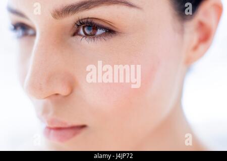 Junge Frau mit braunen Augen, bis Portrait schließen. Stockfoto