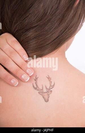 Junge Frau mit Tattoo von Hirsch auf Zurück. Stockfoto