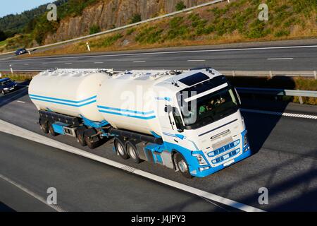 Kraftstoff-LKW auf der Autobahn. Stockfoto